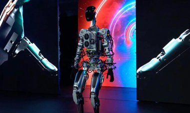 Tesla insansı robotunu tanıttı