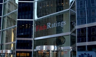 Fitch, İngiltere'nin kredi notu görünümünü "negatif"e çevirdi