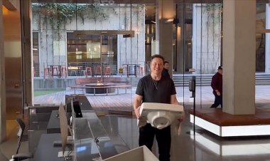 Elon Musk Twitter'ı satın aldığını açıkladı
