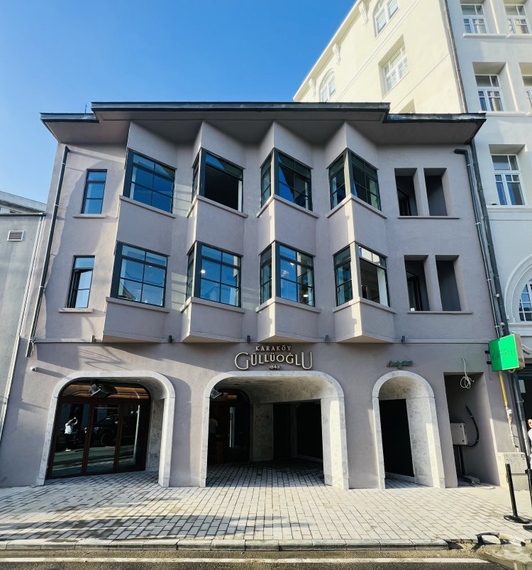 Karaköy Güllüoğlu artık yeni mağazasında