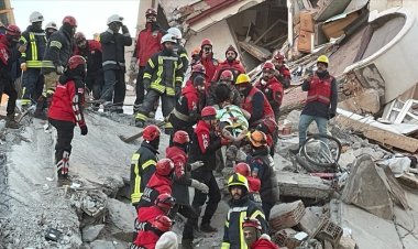 Depremden 76 saat sonra enkazdan kurtarıldılar