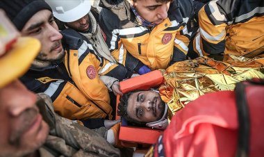 150. saat mucizesi: Mustafa Sarıgül isimli depremzede enkazdan canlı çıkarıldı