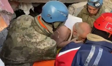 Enkazdan ağzında sigarayla çıkan Soner amca: Çok içmekten çakmağın gazı bitti