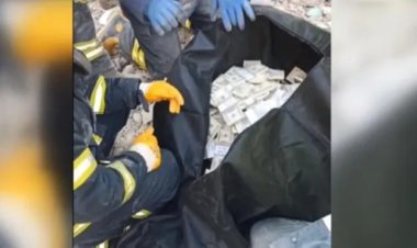 Enkazda buldukları 2 milyon doları Emniyet'e teslim ettiler