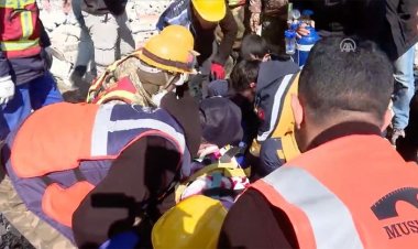 Hatay'da depremin 296. saatinde 3 kişi sağ çıkartıldı!