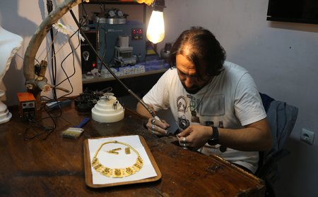 Kazılarda çıkarılan 12 bin 500 yıllık eserlerin figürlerini altına işledi
