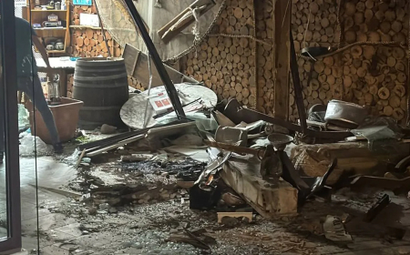 İstanbul'da otomobil restorana daldı: Yaralılar var