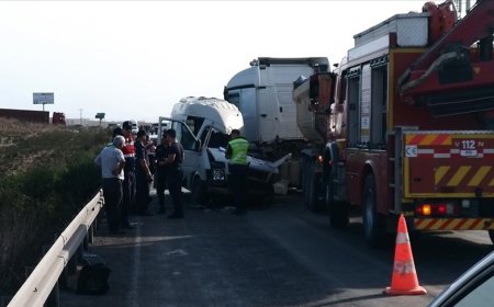 Adana'da TIR ile servis minibüsü çarpıştı: 4 ölü