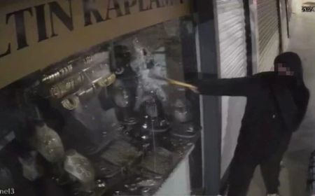 Maskeli hırsızlar fena faka bastı: Yazıyı okumayan hırsızlar, bilezikleri altın sanıp çaldı