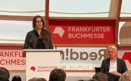 Elif Şafak açılış konuşmasında "edebiyatın gücünü" hatırlattı
