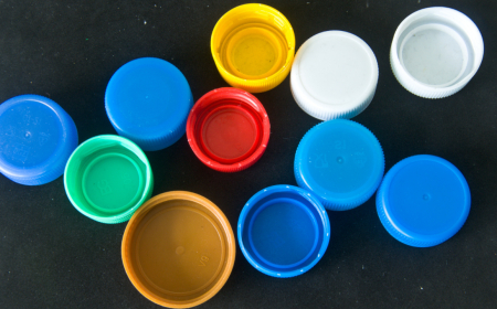 Su şişelerindeki kapakların rengi ne anlama geliyor?