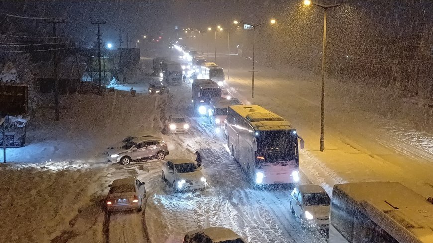 Türkiye buz kesti: Araçlar yolda kaldı, kazalar yaşandı