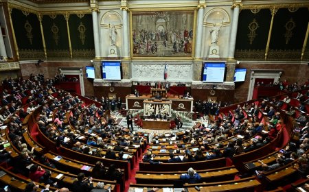 Fransa'da azınlık hükümeti düştü