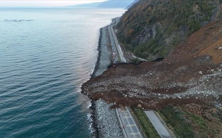 Artvin'de heyelan sonucu Karadeniz Sahil Yolu ulaşıma kapandı