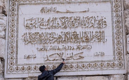 Hafız Esad'ın ismi Emevi Camisi'nden kazındı
