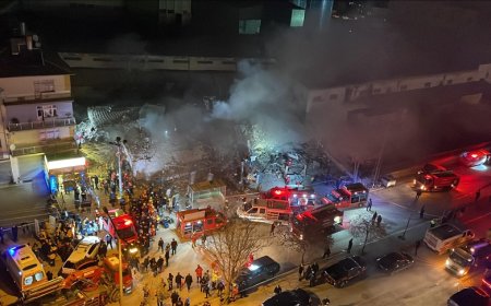 Konya'da 3 katlı bina çöktü: 3 kişi sağ olarak çıkarıldı